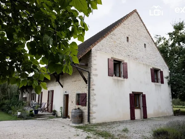 Superbe Maison En Pierre De 234,5 m² Avec Vue Dégagée Sur La