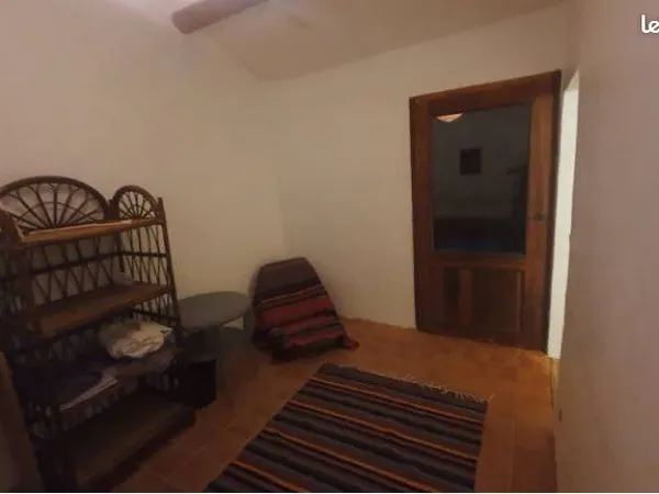 Chambre meublée dans maison à la campagne