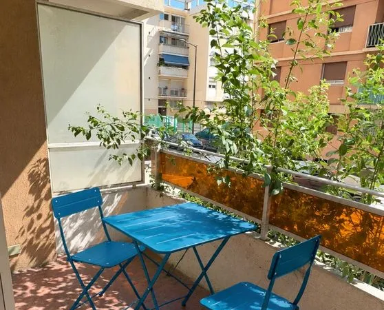 A louer studio meublée lumineux refait à neuf avec balcon 5 min à pieds La Timone