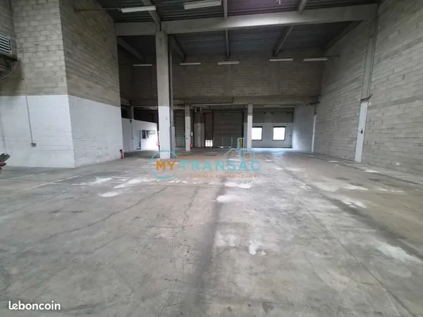 Local d'activité 896 m²
