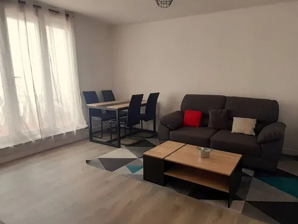 T3 avec cour terrasse privative entièrement meublé équipé