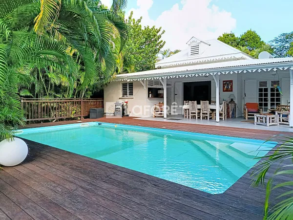 Villa T3 + bungalow avec piscine au Moule