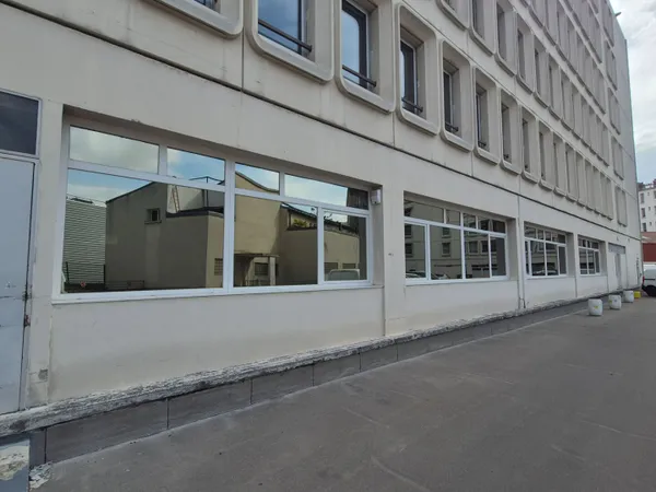 PLATEAU DE BUREAUX AVEC QUAI DE DECHARGEMENT