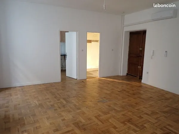 Lumineux F2 de 47m² proche mairie _ Sans frais d'agence