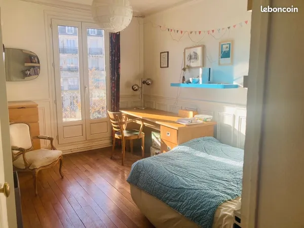 Grande chambre à louer chez propriétaire, salle de bain et toilettes privées