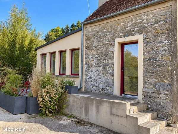 À LOUER - Maison 4 pièces de 70 m² avec terrasse et stationnement