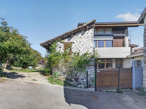 Maison en pierre pleine de charme : l'authenticité rencontre