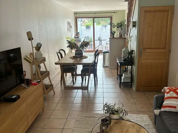 Maison avec cour Rue Haugedé + 1 chambre + 1 Bureau