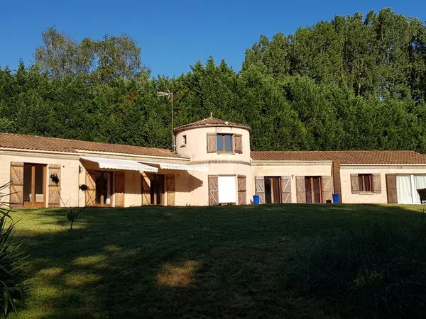 La Guest House BYLAVILLA25 Location courtes et moyennes durée à Noaillan