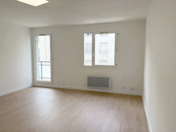 Vends T2 rénové 50,48 m² - Balcon ouest, ascenseur et parking - Lyon 8
