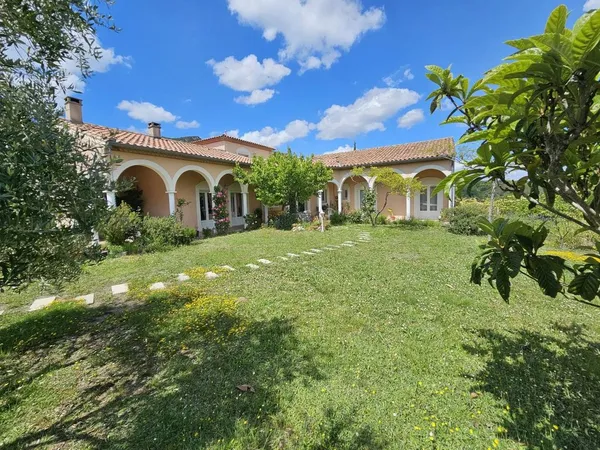 Villa 12 pièces 227 m²