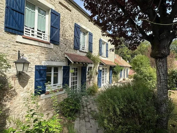 AUTHENTIQUE LONGÈRE DE CHARME DE 260 m² AVEC JARDIN CLOS