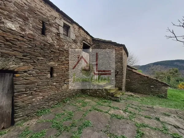 Bâtisse en pierres à rénover