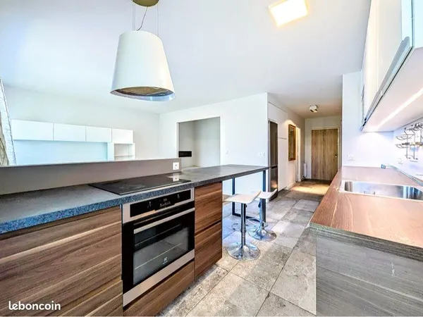 T1 bis meublé 44 m² - Rénové - Balcon avec vue - Cave - Local vélo - Centre ville