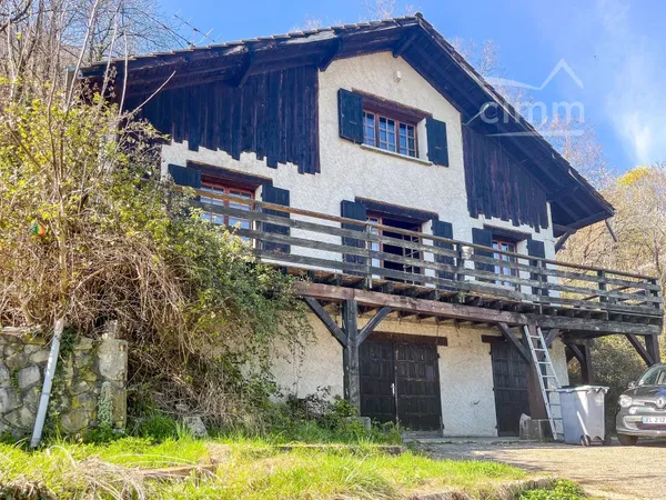 Maison individuelle de 135 m² - Appartement T 2  et  maison Type 4 - A rénover - Garages - Grand ter