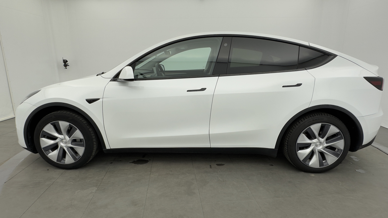 Tesla MODEL Y Standard RWD — photo 2