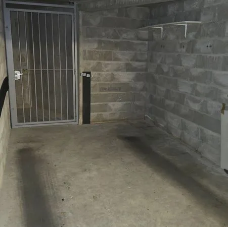 Garage/box fermé avec prises prêtes pour la recharge