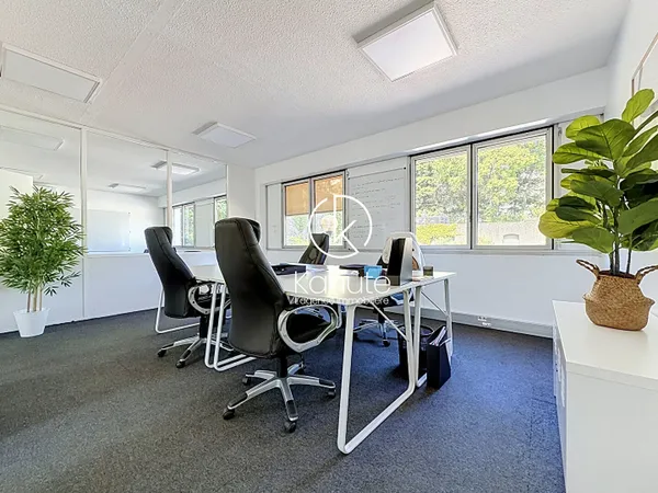 À deux pas du centre d'Ecully, au Rez de chaussez, Bureaux de 60 m2, lumineux, climatisés, disponibl