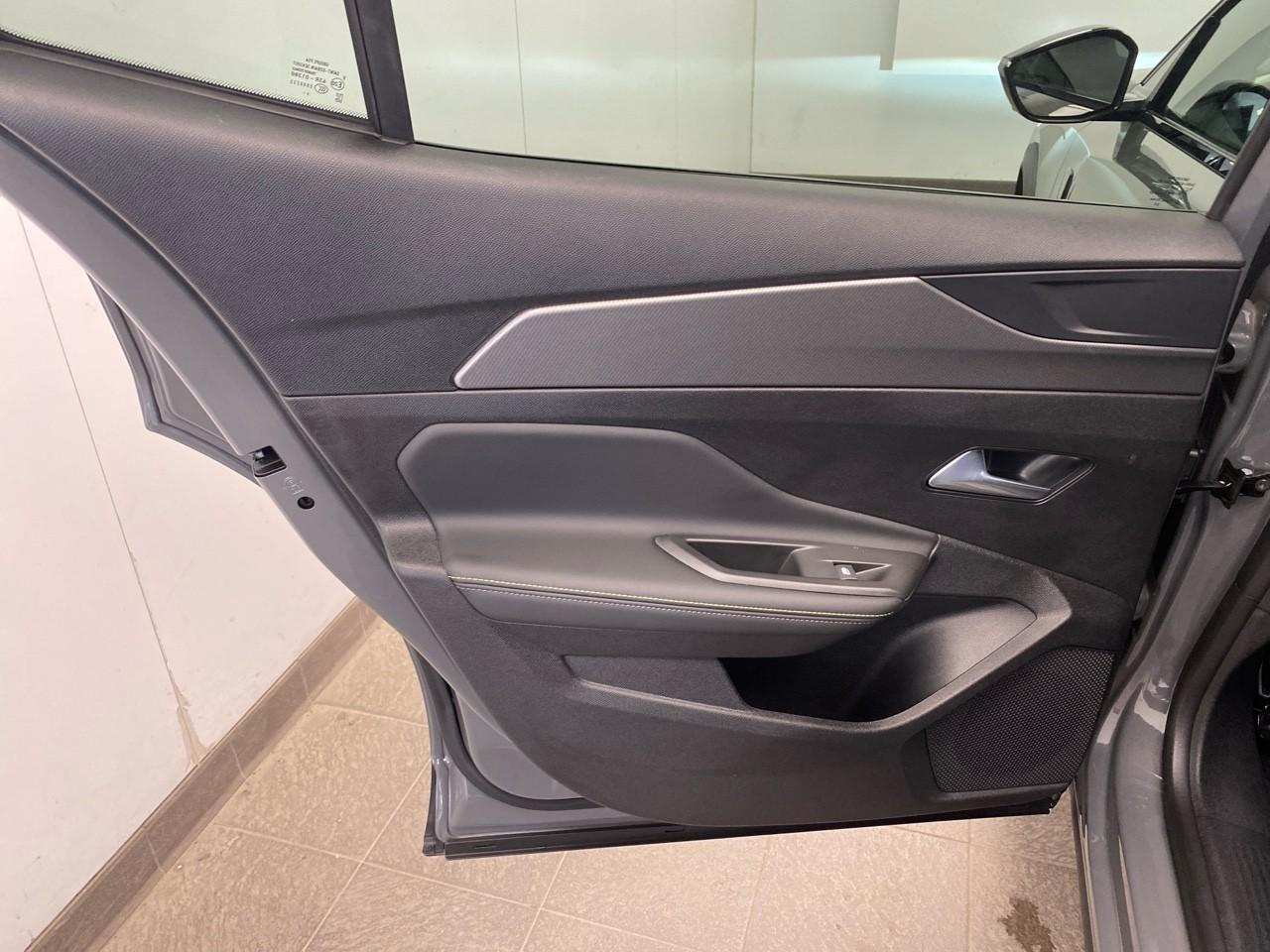 Peugeot 408 hybrid 136 e-dcs6 gt — photo 21