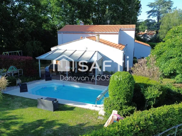 Au fond d'une impasse : 158 m², piscine et garage