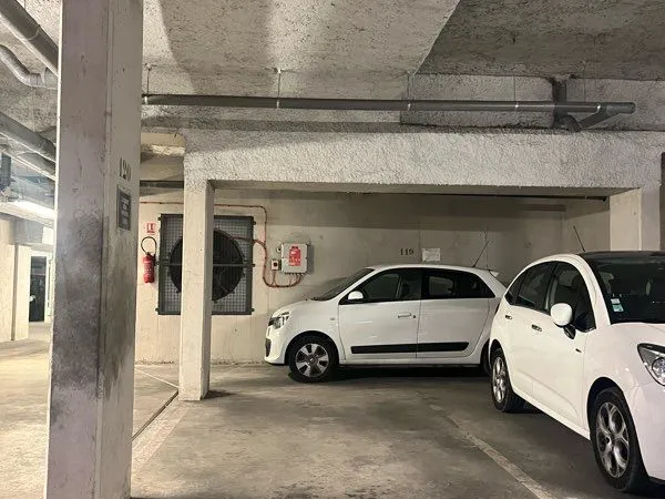 Location parking 13008