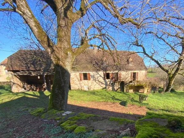 Secteur Gramat, à vendre corps de ferme en pierre  avec dépendances, 3 chambres, 5582m² de terrain.