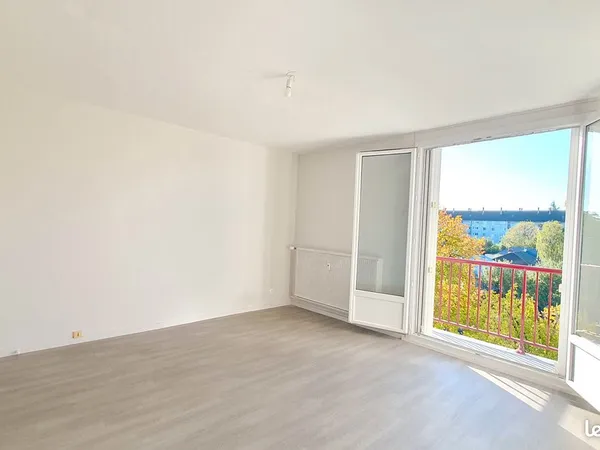 T2 de 46 m² salon avec balcon et arrière-cuisine