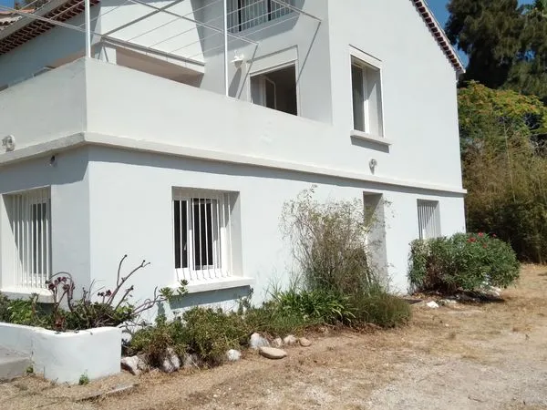 Maison provençale située sur une Presqu'ile en face et dans la Rade de Toulon