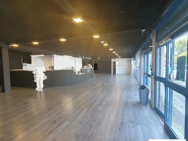 Local commercial 635 m²