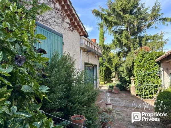 Maison plain pied, garage, jardin arboré, centre village