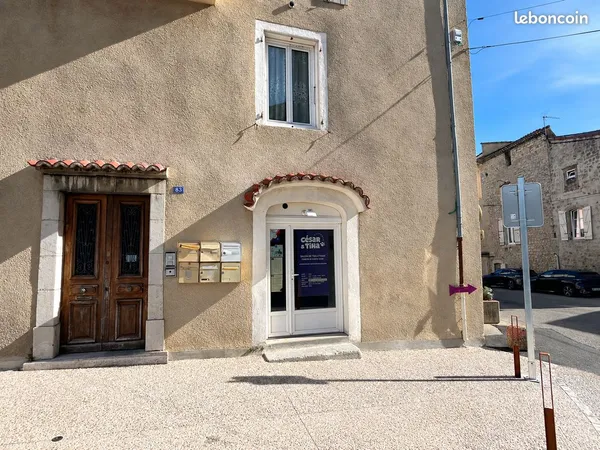 Local commercial 45 m² - Centre-ville de Villeneuve-de-Berg - 522 TTC/mois