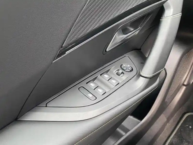 Peugeot 2008 e- 136ch gt — photo 12
