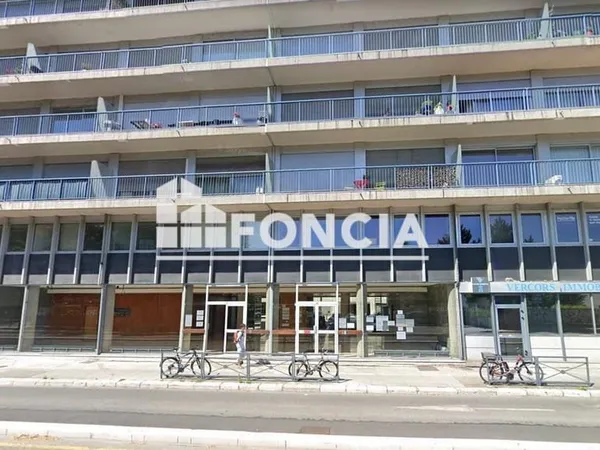 Location - Bureau - 58 m² - 9 600 €/an HC HT - 800 €/mois HC HT