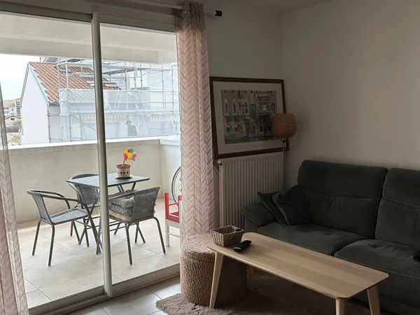 Appartement en excellent état en plein centre ville avec terrasse et parking