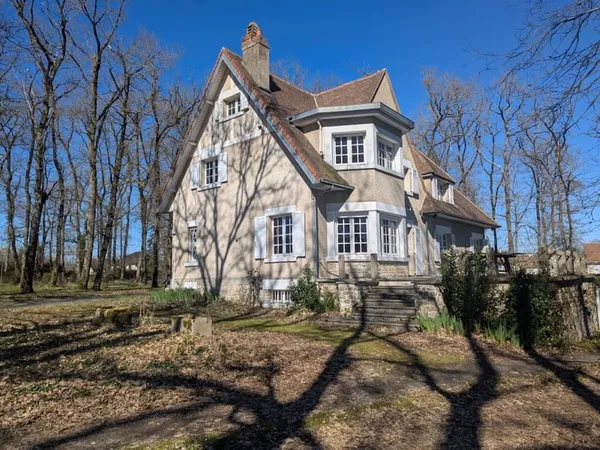 Impressionnante résidence familiale avec maison de gardien sur un terrain de 2,2 hectares