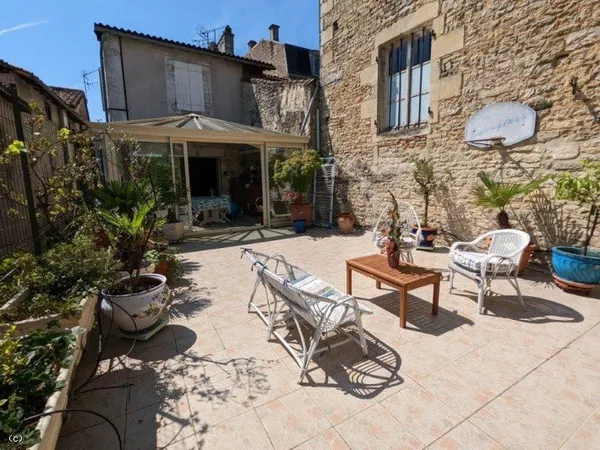 Bel Immeuble Avec Local Commercial Loué et Maison avec Terrasse et Véranda