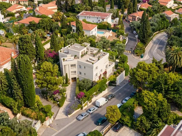 Dans une résidence confidentielle inspirée du style villa