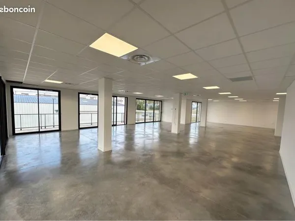 À LOUER - Local professionnel neuf / Bureau ou Stockage de 173 m²