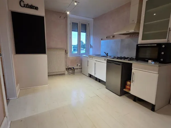 Appartement T2 de 48 m² à vendre à Saint-Nabord. Situé au 1ere étage d'un immeuble de 1960, il est e