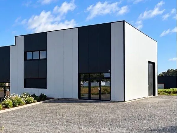 À Louer Local d'activité de 160m2 visibilité premium à Poligné