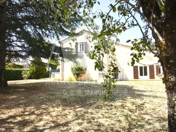 Maison ancienne t 5 + garage + terrain clos sur saint yrieix -venat