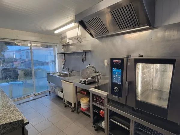 Laboratoire alimentaire équipé + magasin - 120 m²