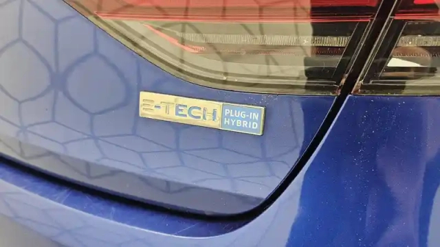 Renault Megane mégane iv berline e-tech plug-in hybride 160 — photo 15