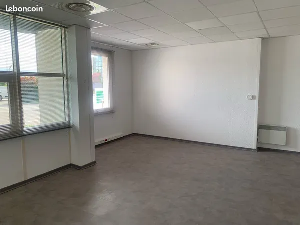 Bureau et espace de travail Location Toulouges  64m² 990€