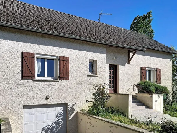 Pavillon familial F6 au calme sans voisin direct.