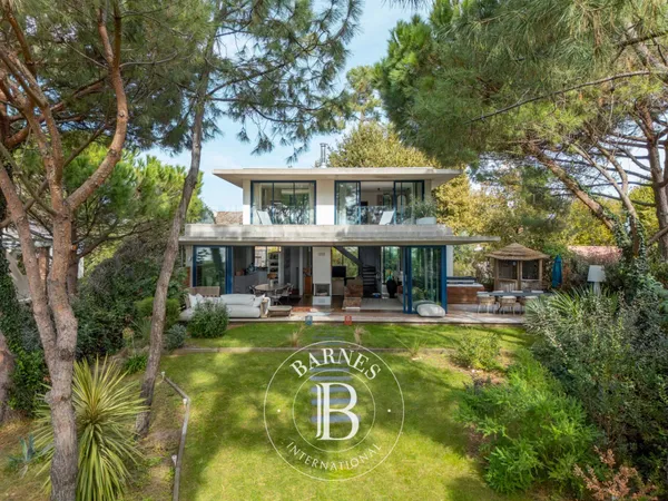 VILLA D'ARCHITECTE EN PREMIÈRE LIGNE AVEC VUE SUR LE BASSIN À ANDERNOS-LES-BAINS
