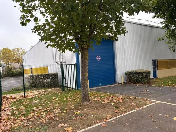 Local d'activité 825 m²