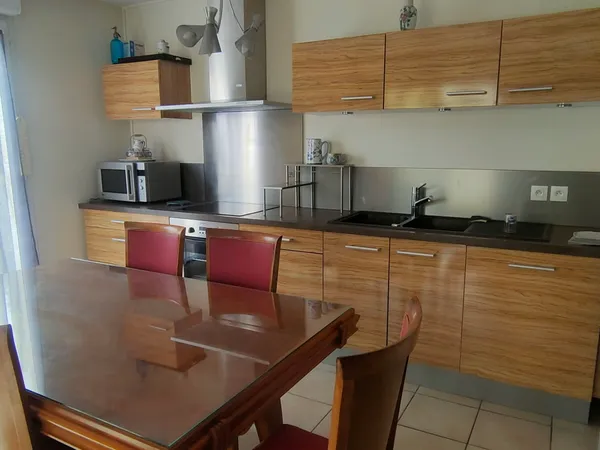 Location meublée appartement T3 avec garage, dans résidence sécurisée.