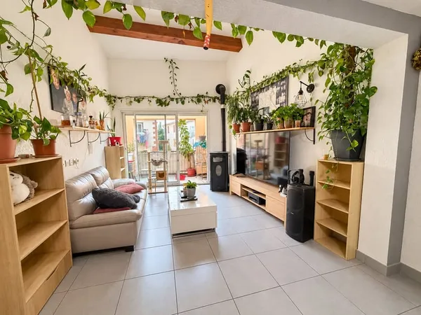 Bel appartement non meublé avec grand garage