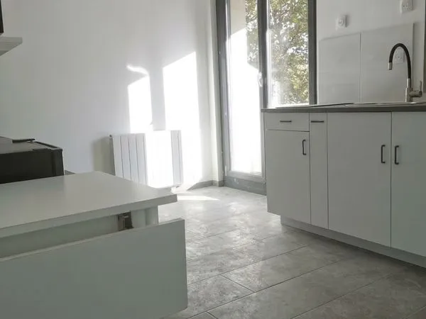 Studio lumineux rénové avec grand balcon - Dijon ( Boulevard de l'Ouest)